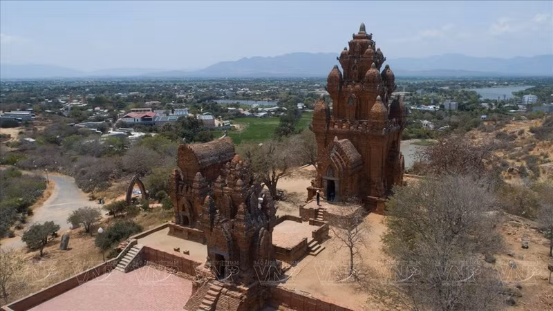 El misterioso conjunto de torres Po Klong Garai, en la provincia central de Ninh Thuan, fue reconocido como monumento arquitectónico y artístico Nacional, decorado con numerosos patrones únicos de cerámica del grupo étnico Cham.