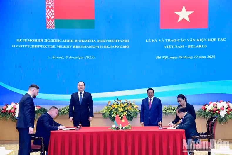 El premier vietnamita, Pham Minh Chinh, y su homólogo bielorruso, Roman Golovchenko, presencian la firma de documentos de cooperación bilateral. (Foto: Nhan Dan)