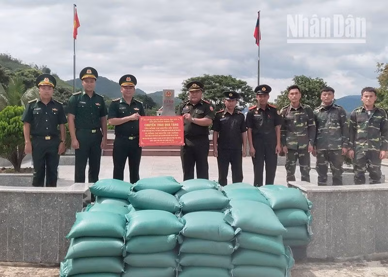 Vietnam dona arroz a guardia fronteriza de Laos.