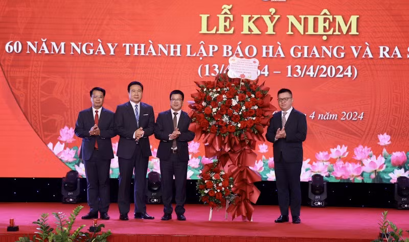 Celebran 60º aniversario del periódico de Ha Giang.