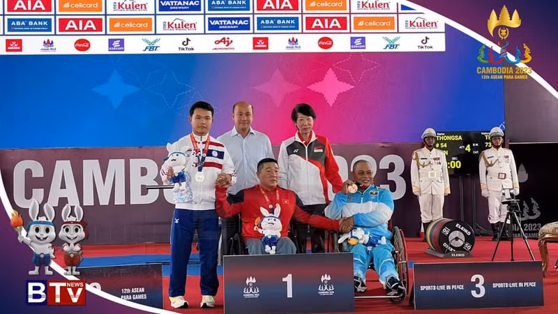 El pesista Nguyen Van Hung recibe la medalla de oro. (Fotografía: VNA)