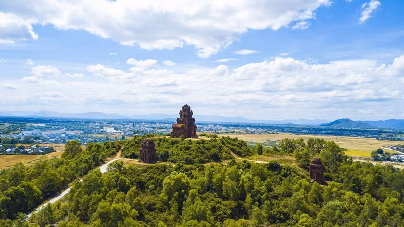 La torre Banh It está situada en una colina en la aldea de Dai Le, comuna de Phuoc Hiep, distrito de Tuy Phuoc, provincia de Binh Dinh.