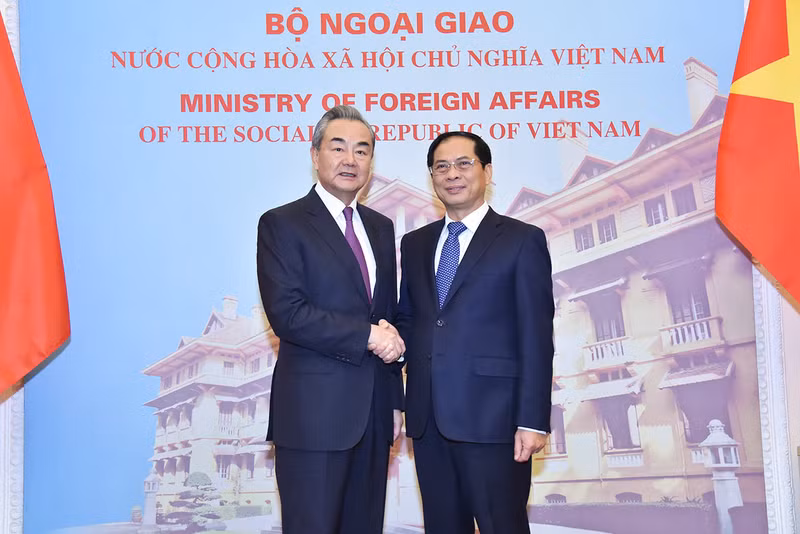 El ministro de Relaciones Exteriores, Bui Thanh Son (derecha), y el miembro del Buró Político, jefe de la Oficina del Comité la Comisión de Asuntos Exteriores del Comité Central del Partido Comunista y canciller de China, Wang Yi. (Fotografía: Ministerio de Relaciones Exteriores de Vietnam)