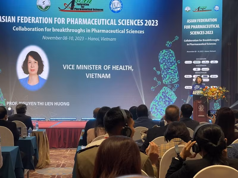 Nguyen Thi Lien Huong, viceministra de Salud, interviene en la cita. (Fotografía: VNA)