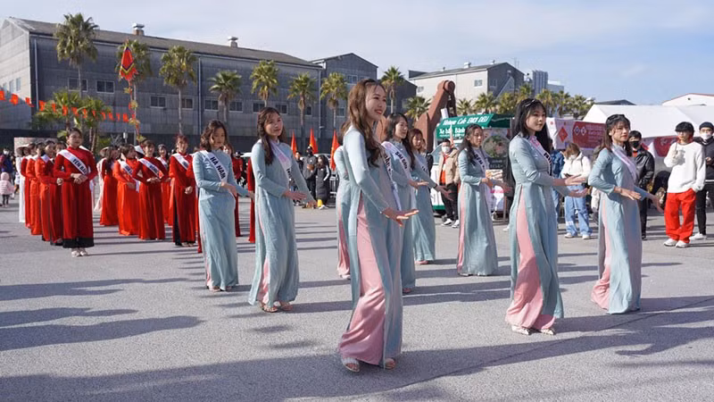 Un espectáculo de Ao Dai en el evento.