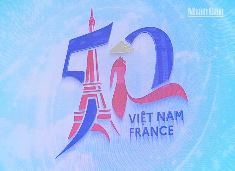 El logotipo del 50 aniversario del establecimiento de las relaciones diplomáticas Vietnam-Francia.