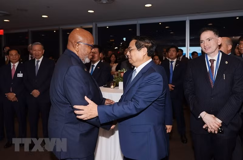 El primer ministro de Vietnam, Pham Minh Chinh, y el presidente del 78º período de sesiones de la Asamblea General de la ONU, Dennis Francis. (Fotografía: VNA)