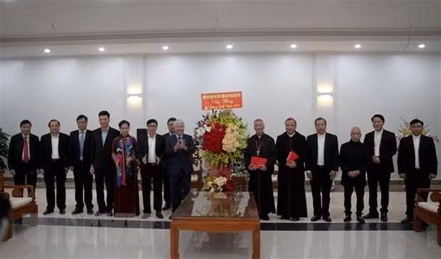 El presidente del Comité Central del Frente de la Patria de Vietnam, Do Van Chien, realiza una visita con motivo de la Navidad a la sede episcopal de la diócesis de Vinh, provincia central de Nghe An. (Fotografía: VNA)