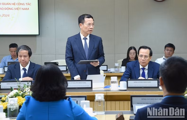 El viceministro de Información y Comunicación Nguyen Manh Hung habla en el encuentro.