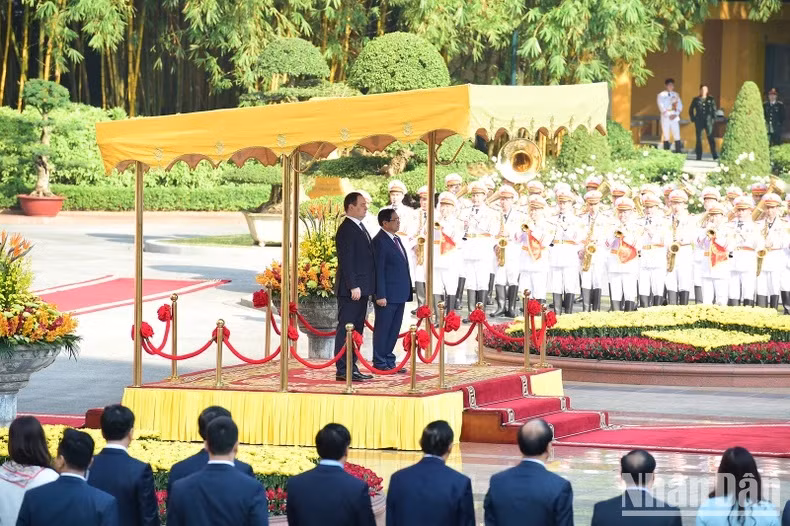 Los dos primeros ministros en la ceremonia de saludo a la bandera.