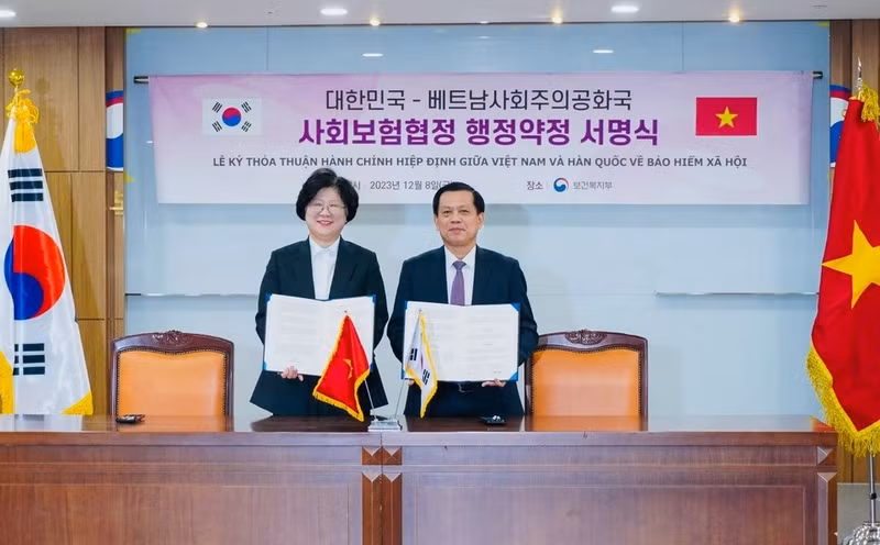 Durante la firma del acuerdo para implementar el tratado intergubernamental sobre seguridad social entre Vietnam y Corea del Sur. (Fotografía: VNA)