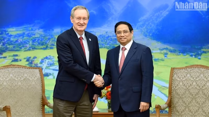 Pham Minh Chinh recibe al senador Mike Crapo.