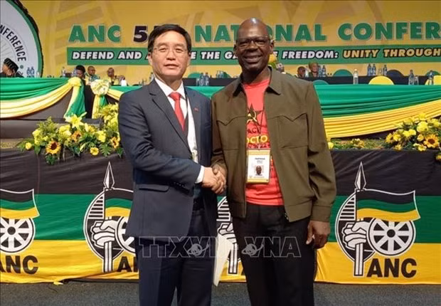 El secretario general del Partido Comunista, Solly Mapaila, y el secretario del Comité del Partido Comunista de Vietnam en la provincia de Dak Lak, Nguyen Dinh Trung (izquierda). (Fotografía: VNA)