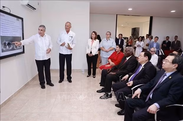 El Titular de la Asamblea Nacional de Vietnam, Vuong Dinh Hue, escuchó una introducción sobre el Centro de Biotecnología y Genética de Cuba. (Fotografía: VNA)