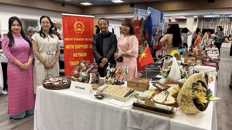El stand vietnamita en la feria benéfica. (Fotografía: VNA)