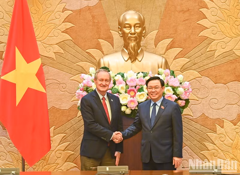 El Presidente del Legislativo, Vuong Dinh Hue, y el Senador Mike Crapo, jefe de la delegación del Congreso estadounidense.