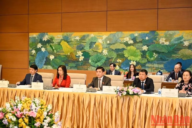 El secretario y jefe de la Oficina de la AN, Bui Van Cuong, y el jefe de la Comisión de Relaciones Exteriores de la AN, Vu Hai Ha, y la delegación vietnamita.