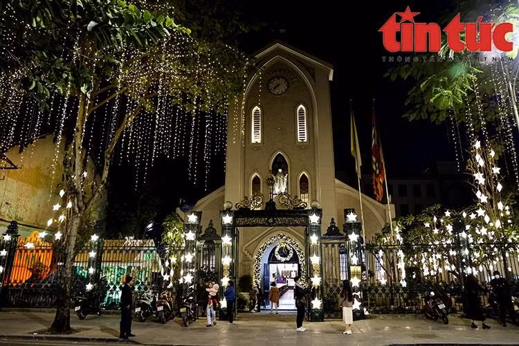 Brillante la Iglesia de San Antonio de Padua.