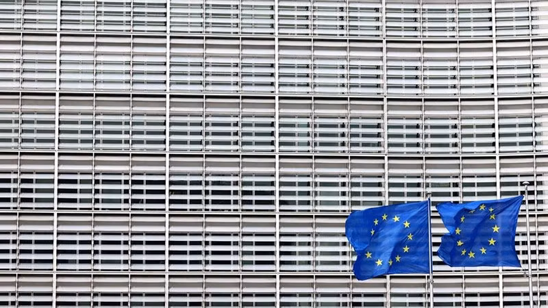 La bandera de Europa en la sede de la Comisición Europea el 13 de marzo de 2023. (Fotografía: Reuters)