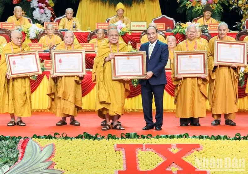 Se entregan las Medallas de Trabajo de Segunda y Tercera Clases a las personas destacadas de la Sangha Budista.