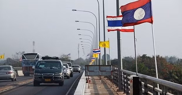 El puente de amistad Laos-Tailandia. (Fotografía: laotiantimes.com)