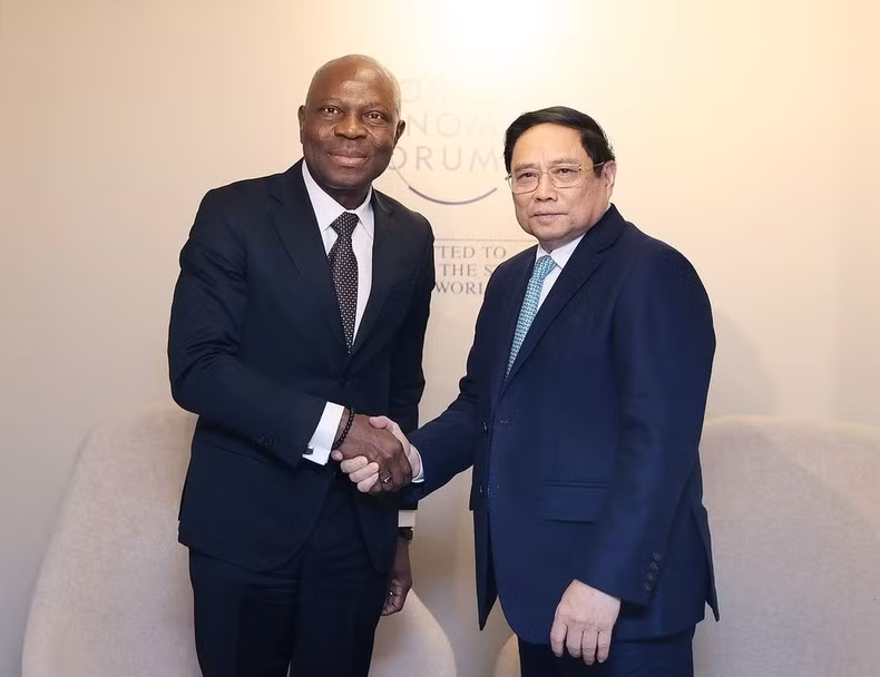 El primer ministro de Vietnam, Pham Minh Chinh, y Gilbert F. Houngbo, director general de la Organización Internacional del Trabajo. (Fotografía: VNA)