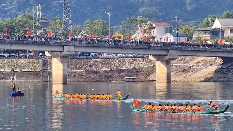 El Festival de carrera de botes en la provincia de Dien Bien. (Fotografía: VNA)