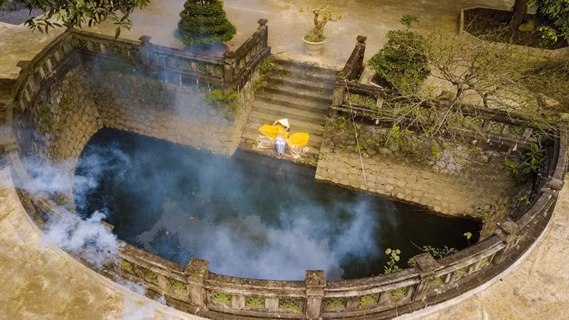 En el campus de la pagoda de Thien Ton, la reliquia histórica y cultural de la antigua capital imperial de Hoa Lu, en la provincia norteña de Ninh Binh. En el campus de la pagoda de Thien Ton, la reliquia histórica y cultural de la antigua capital imperial de Hoa Lu, en la provincia norteña de Ninh Binh.