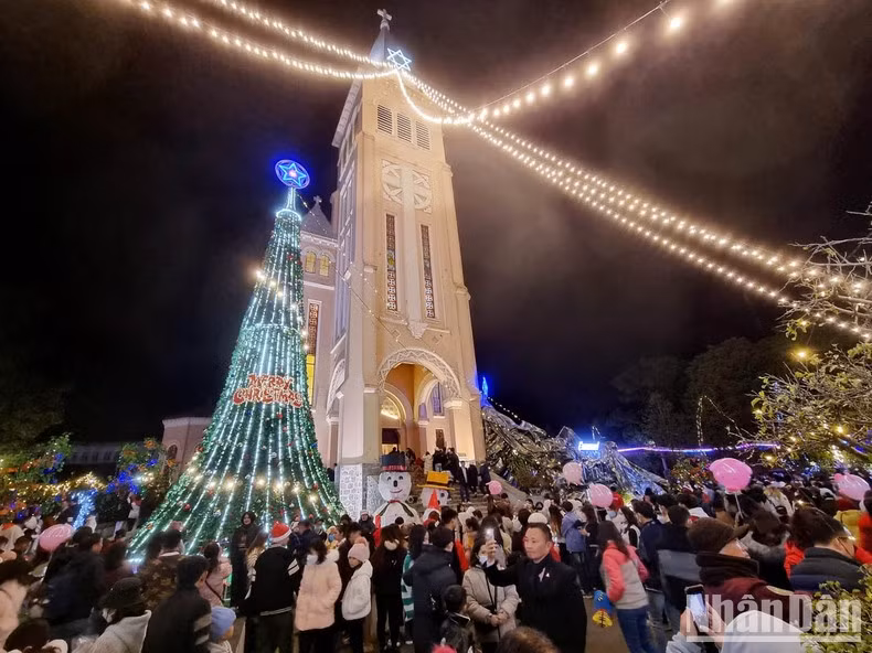 En el recinto de la Catedral de Da Lat.