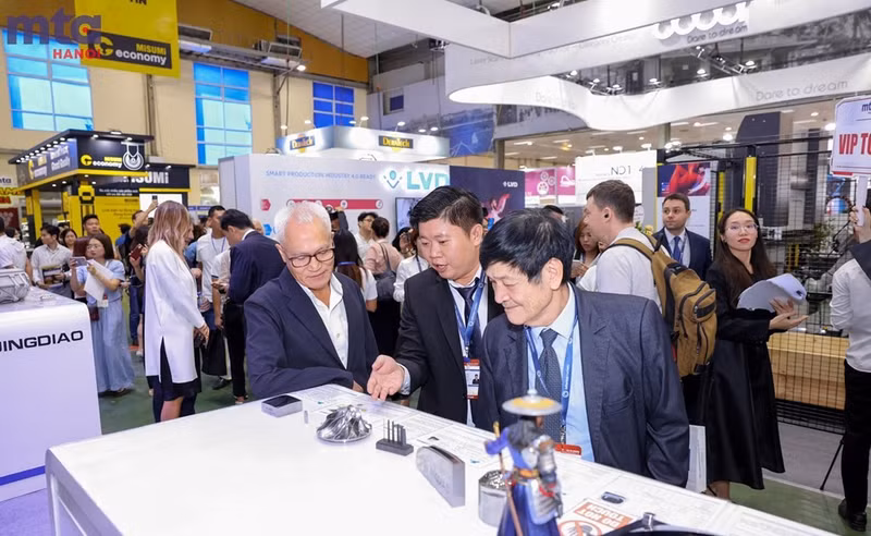 Visitantes en la Exposición Internacional de Ingeniería de Precisión, Herramientas de Máquinas y Metalurgia en 2023. (Fotograf´´ia: VNA)