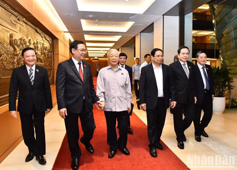 El secretario general del Partido Nguyen Phu Trong, el presidente de la Asamblea Nacional Vuong Dinh Hue y los vicetitulares parlamentarios en el evento. El secretario general del Partido Nguyen Phu Trong, el presidente de la Asamblea Nacional Vuong Dinh Hue y los vicetitulares parlamentarios en el evento.