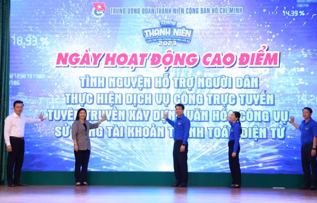 Líderes de la Unión de Jóvenes Comunistas Ho Chi Minh realizan la ceremonia de inicio de las actividades de “Jóvenes pioneros en la transformación digital”. (Fotografía: thanhdoantphcm)