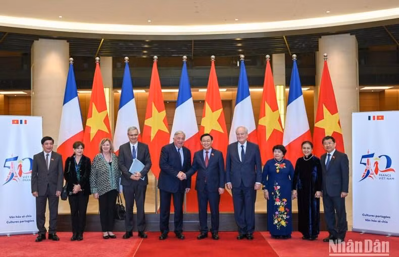 Los delegados toman foto conmemorativa tras la ceremonia.