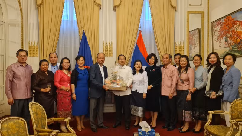 Felicitan a comunidad laosiana en Francia por su festival del Año Nuevo.