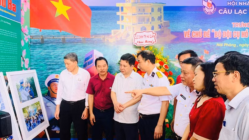 Efectúan en ciudad de Hai Phong exposición fotográfica sobre soldados Ho Chi Minh.