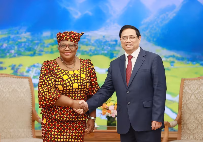 El primer ministro vietnamita, Pham Minh Chinh, y la directora general de la Organización Mundial del Comercio (OMC), Ngozi Okonjo-Iweala. (Fotografía: VNA)