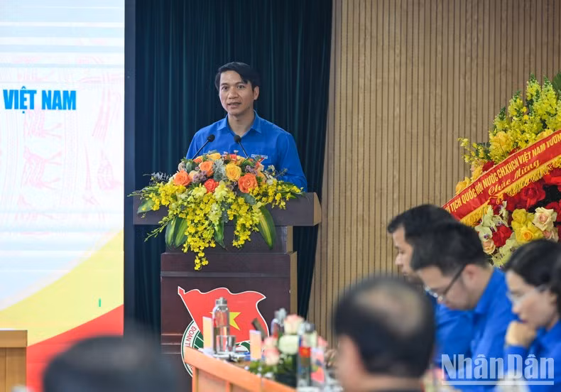 El secretario permanente de la UJCHCM Nguyen Ngoc Luong presenta un informe.