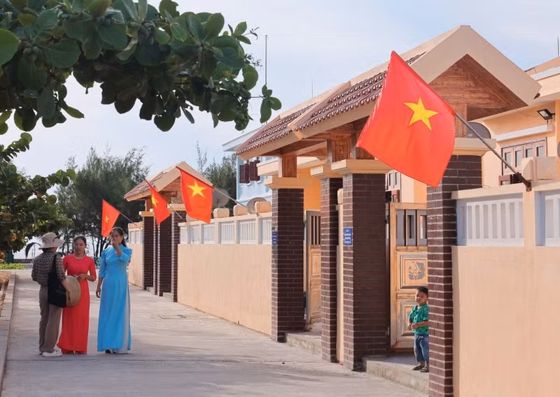 Las casa recién construidas en la isla Da Tay A son espaciosas y modernas, satisfaciendo las necesidades básicas de los residentes.