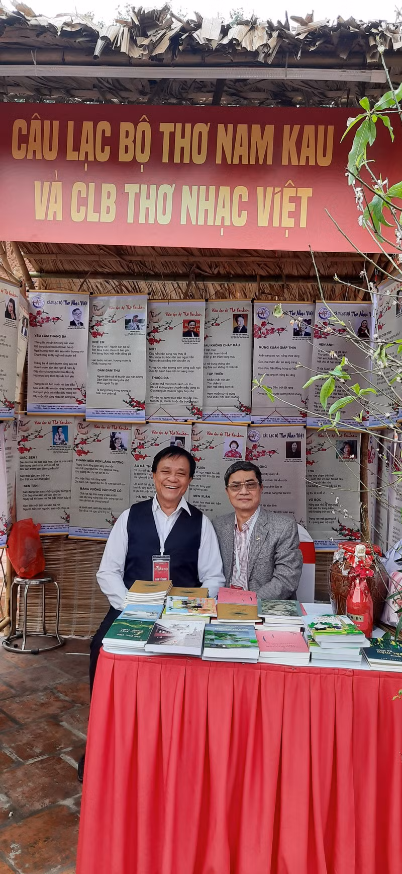 El espacio de los clubes de poesía Nam Kau y Nhac Viet.