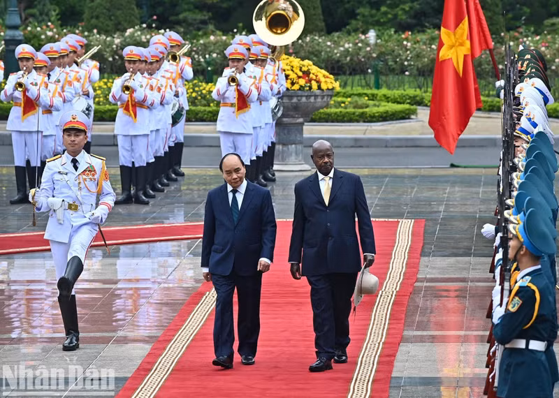 Nguyen Xuan Phuc y Yoweri Kaguta Museveni revisan la guardia de honor del Ejército Popular de Vietnam.