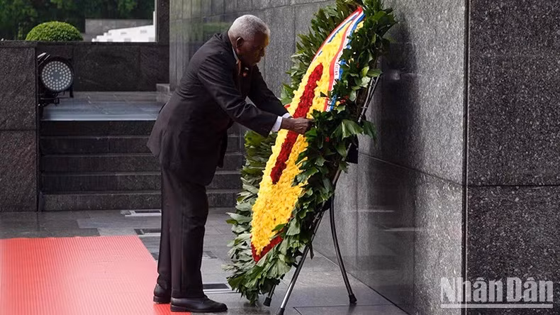 Esteban Lazo Hernández ofrece flores en el Mausoleo de Ho Chi Minh. Esteban Lazo Hernández ofrece flores en el Mausoleo de Ho Chi Minh.