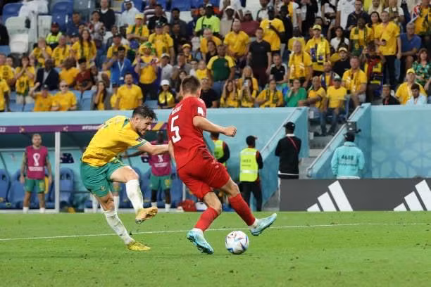 El golazo del jugador australiano Mathew Leckie.