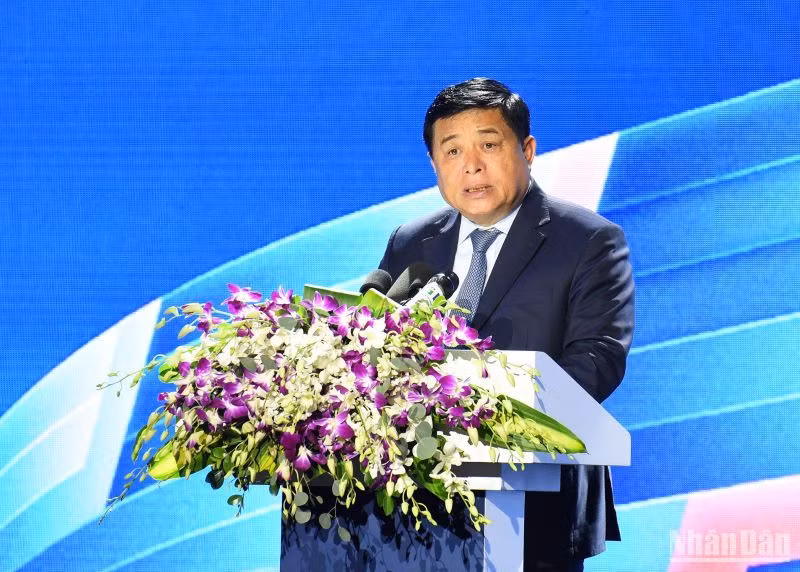 El ministro de Planificación e Inversión Nguyen Chi Dung interviene en el evento.