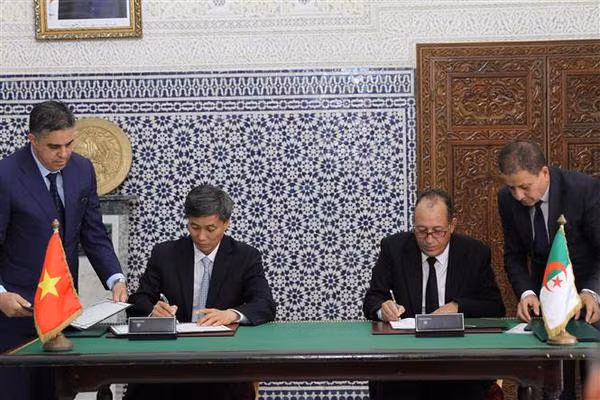 La firma de acuerdo sobre un programa de cooperación judicial para el período 2024-2025. (Fotografía: VNA)