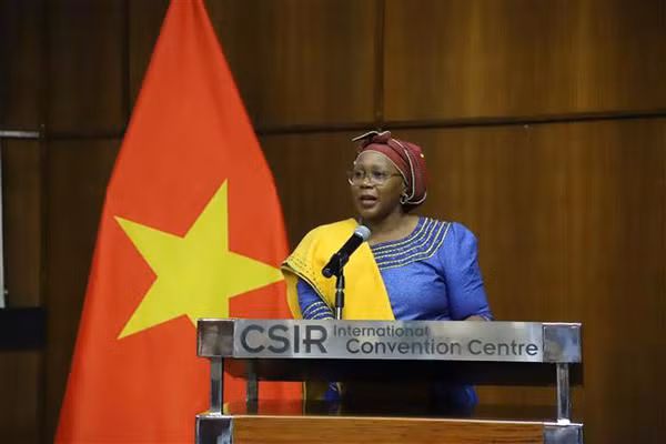 La viceministra de Comercio, Industria y Competencia de Sudáfrica, Nomalungelo Gina, en el evento. (Fotografía: VNA)