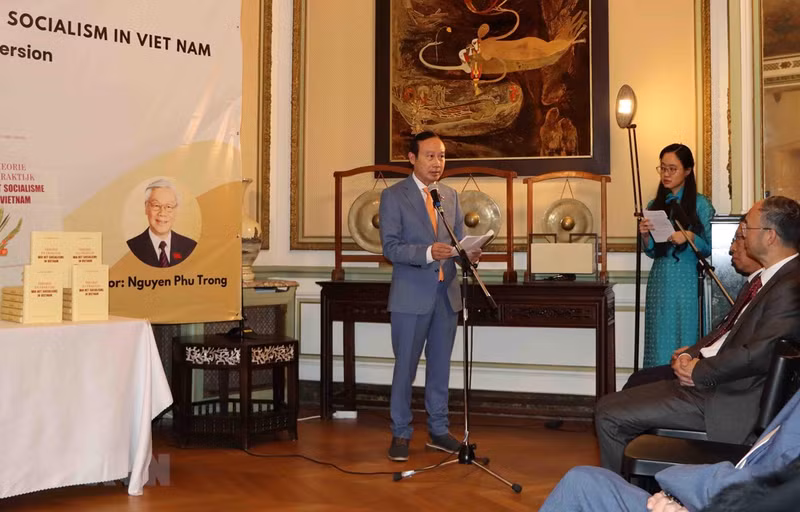 El embajador y jefe de la delegación vietnamita en Bélgica y la UE, Nguyen Van Thao, en el evento. (Fotografía: VNA)
