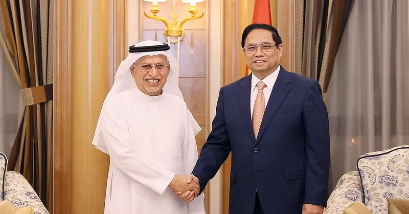 El primer ministro de Vietnam, Pham Minh Chinh, y Abdulrahman Al Zamil, presidente del grupo Zamil. (Fotografía: VNA)