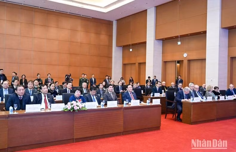 Vuong Dinh Hue, Gérard Larcher y los delegados en la ceremonia de inauguración.