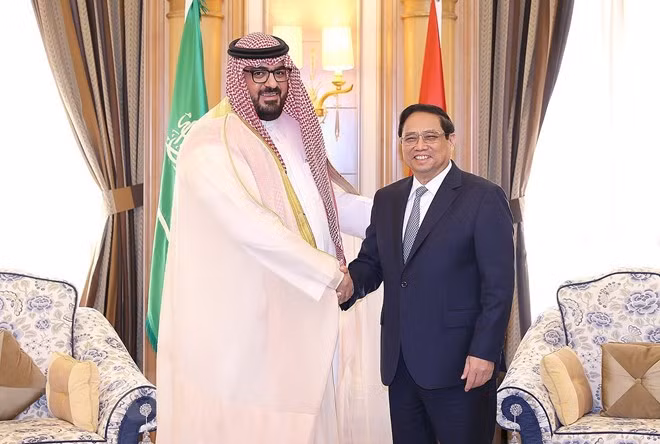 El primer ministro de Vietnam, Pham Minh Chinh, y el ministro saudita de Economía y Planificación, Faisal Al-Ibrahim. (Fotografía: VNA)
