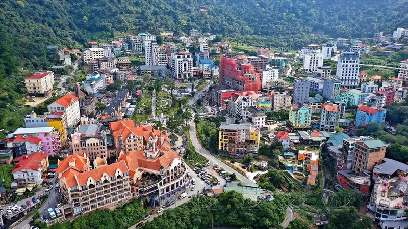 Imágenes de viviendas construidas con arquitectura francesa y nuevas casas coloridas en el pueblo de Tam Dao.